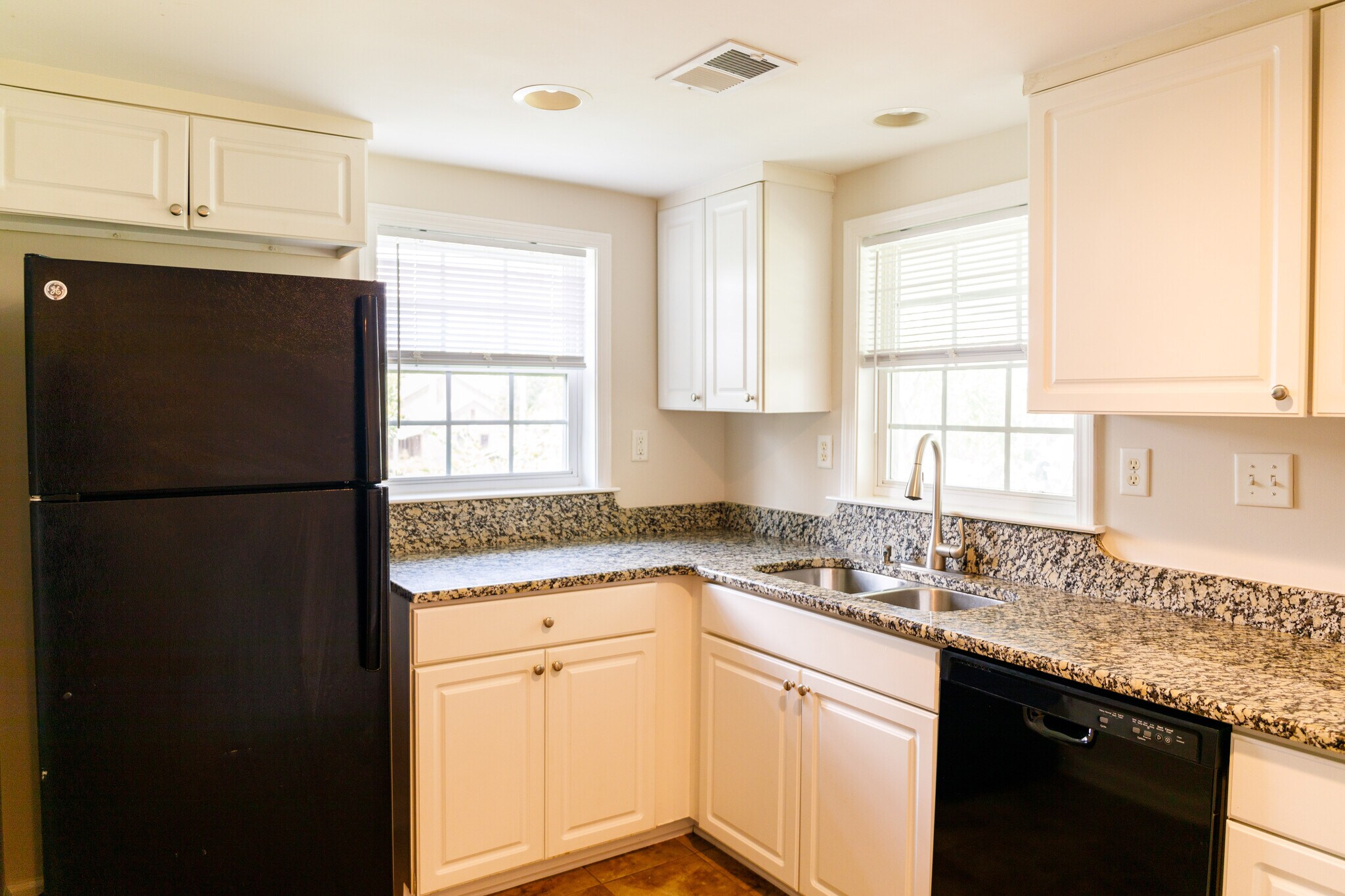 Building Photo - 116 America St