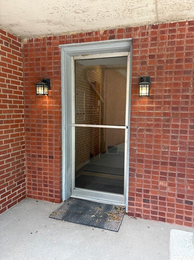 Building Photo - 1000 Melrose Ave