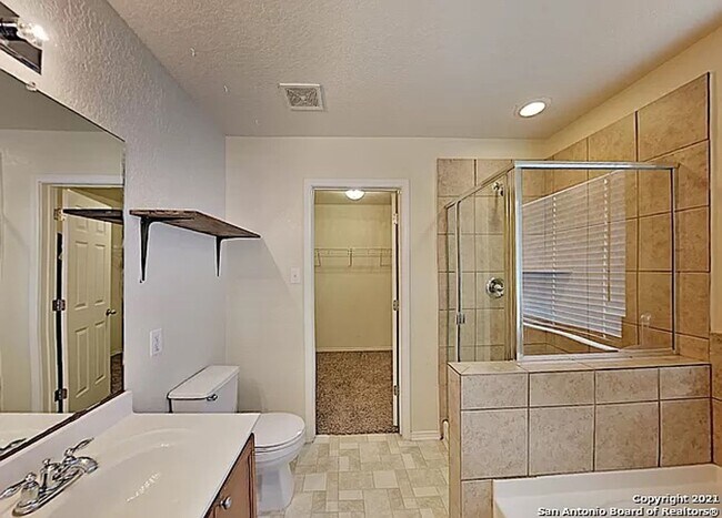 Building Photo - OPEN FLOOR PLAN  |  2 LIVING AREAS  |  4 B...