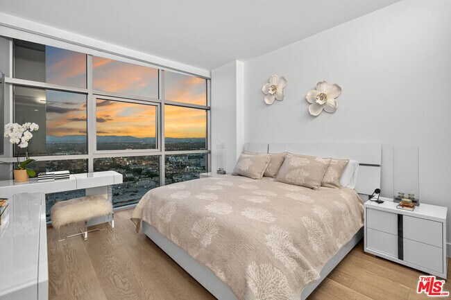 Building Photo - 13700 Marina Pointe Dr