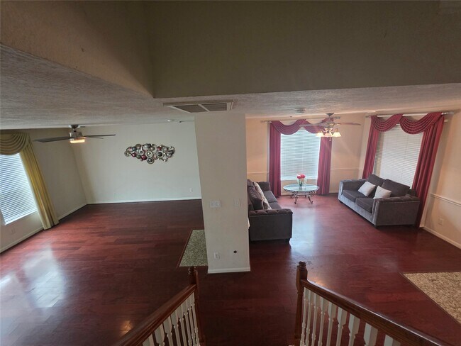 Building Photo - 2715 Riverhollow Ln