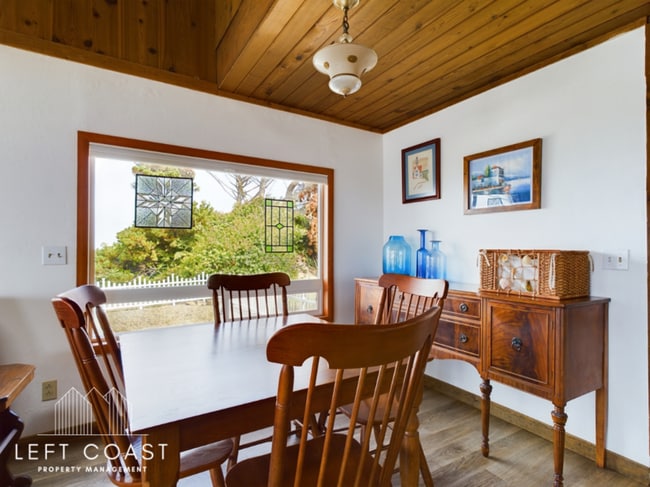 Building Photo - 1033 NW Inlet Ave