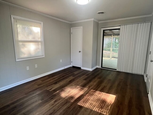 Building Photo - Three bedroom, 1 bath house in Burlington