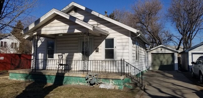 CLOSE TO RIVERSIDE PARK! 3br 1bath bungal... - CLOSE TO RIVERSIDE PARK!  3br 1bath bungal...