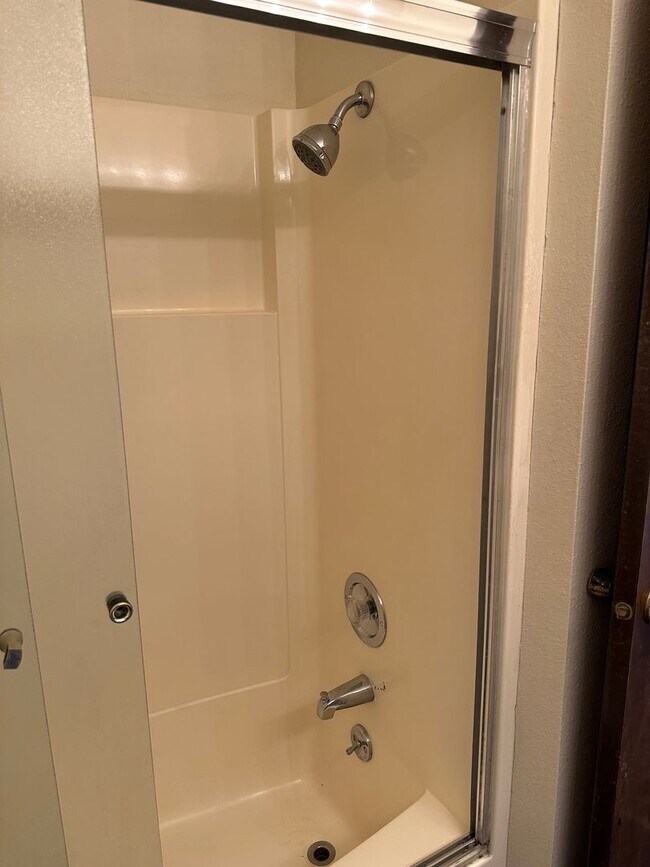Building Photo - Large 3 bedroom 2.5 bath duplex with a gar...