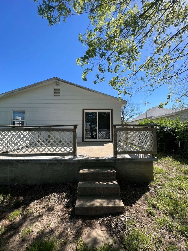 Building Photo - SPRING SPECIAL: HALF OF FIRST MONTH RENT! ...
