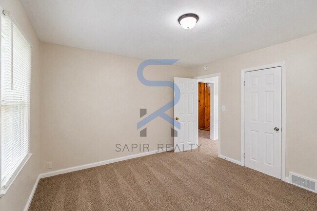 Building Photo - Paws Welcome! Charming 3BR Home in Historic Lithonia