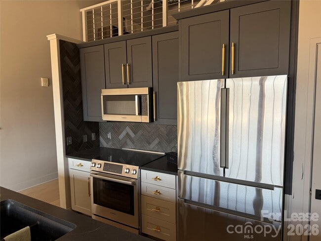 Building Photo - 715 N Graham St