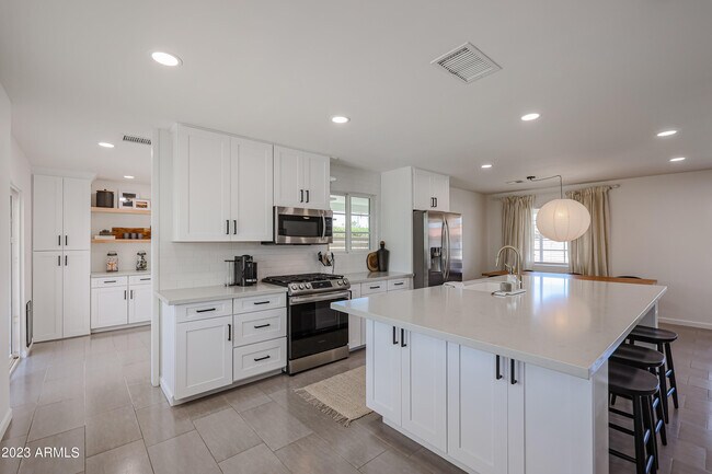 Building Photo - 901 W Berridge Ln