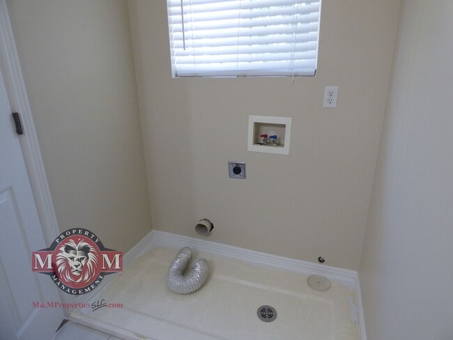 Building Photo - 2 Bd 1.5 Bath Duplex in Millcreek