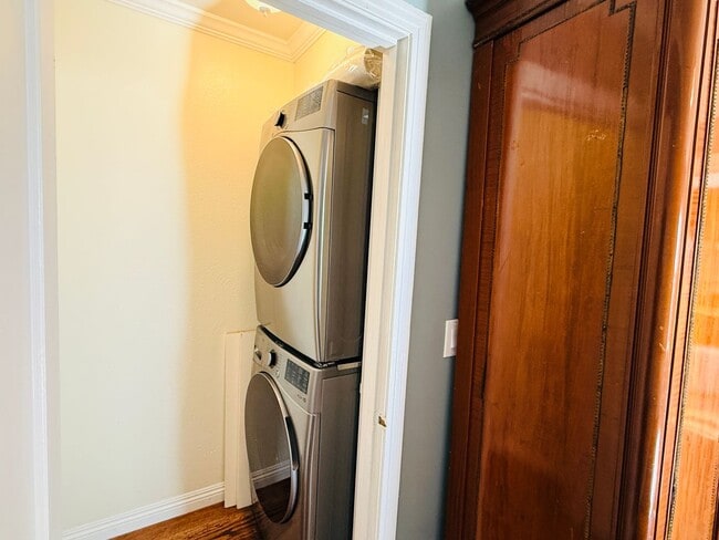 Building Photo - Great 1 Bedroom Home With In Unit Laundry and Private Patio in Menlo Park