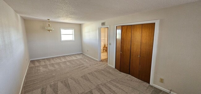 Building Photo - 1575 S Roosevelt Rd 6
