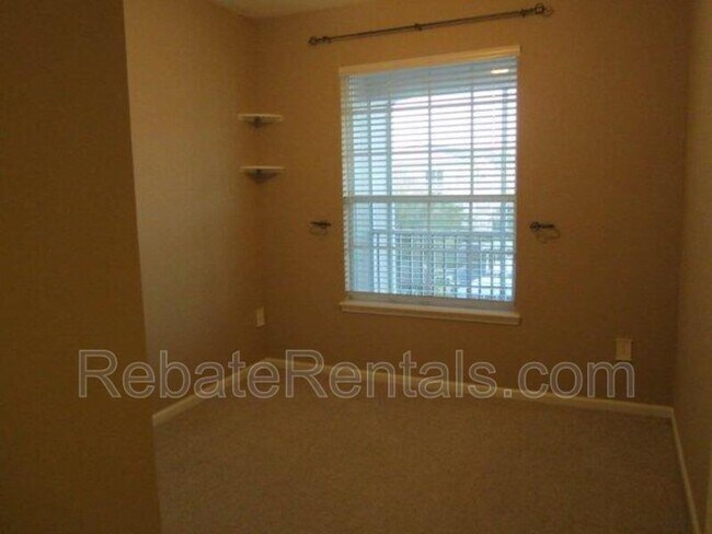 Building Photo - 7990 Baymeadows Cir E