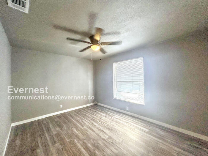 Building Photo - 1607 El Paso St