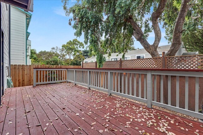 Building Photo - 3136 Lake Dr