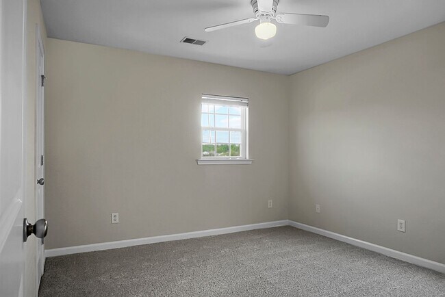 Building Photo - Comfortable Living, 4 BR 2.5 BA Home, Two Car Garage