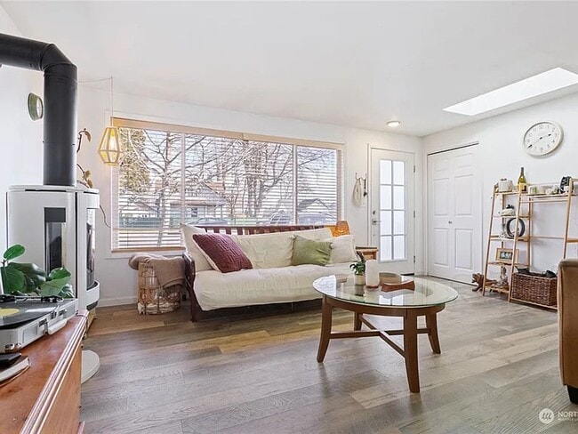Building Photo - Charming 2 Bedroom Apartment in Duplex Ava...
