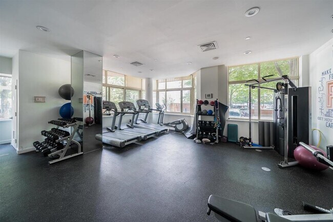 Building Photo - 20 2nd St