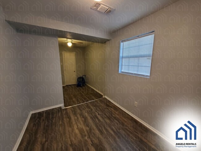 Building Photo - Spacious 4-bedroom 1.5 bath home AVAILABLE NOW!