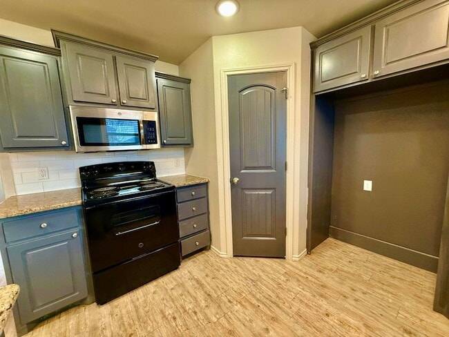 Building Photo - 909 Manchester Ct