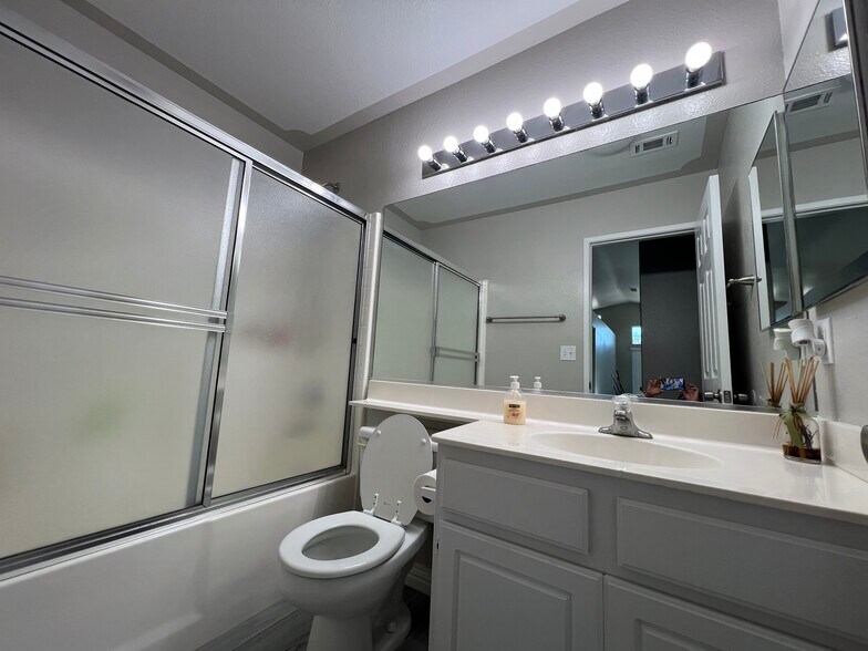 Bathroom - 9083 Powell Ave