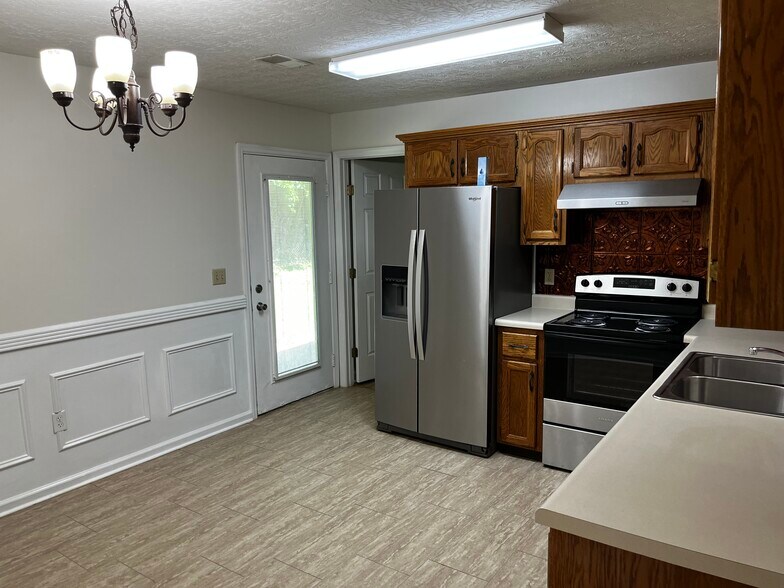 Building Photo - 136 Noah Ln