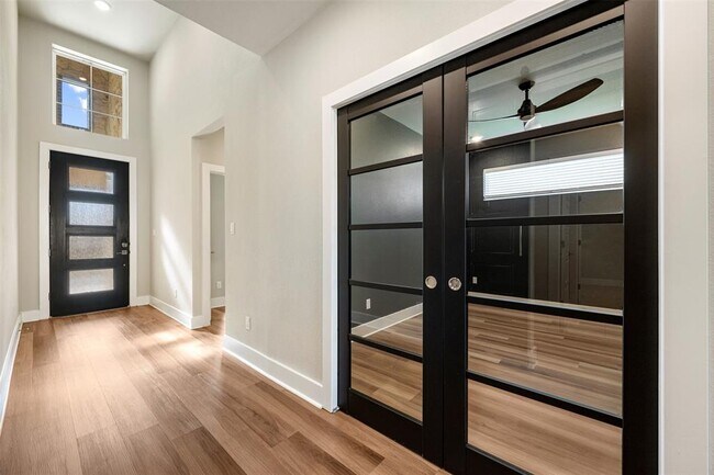 Building Photo - 2104 Prairie Oaks Dr