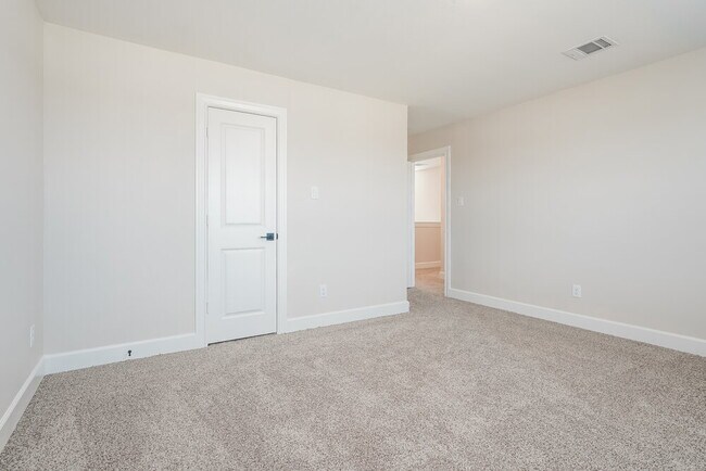 Building Photo - 244 Live Oak Ln