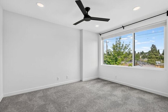Building Photo - ULTRA-MODERN Air Conditioned Townhome in Beacon Hill (1st Month Free)