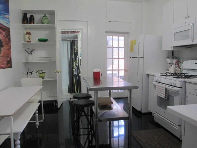 Building Photo - 855 Pavonia Ave