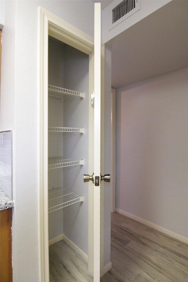 Building Photo - 3100 Walnut Bend Ln