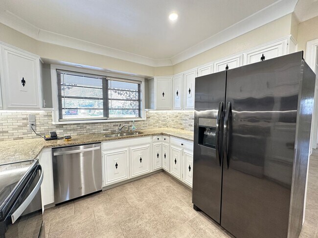 Building Photo - GORGEOUS 4/3 BROADMOOR HOME-UPDATED-MUST SEE!