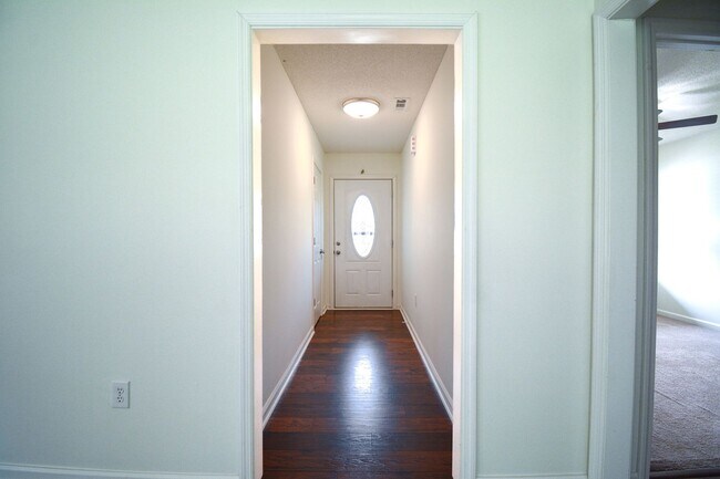 Building Photo - 3 Bedrooms and LARGE Backyard