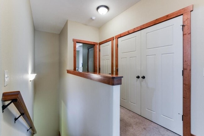 Building Photo - Beautiful 3 Bedroom 2.5 bathroom with gara...