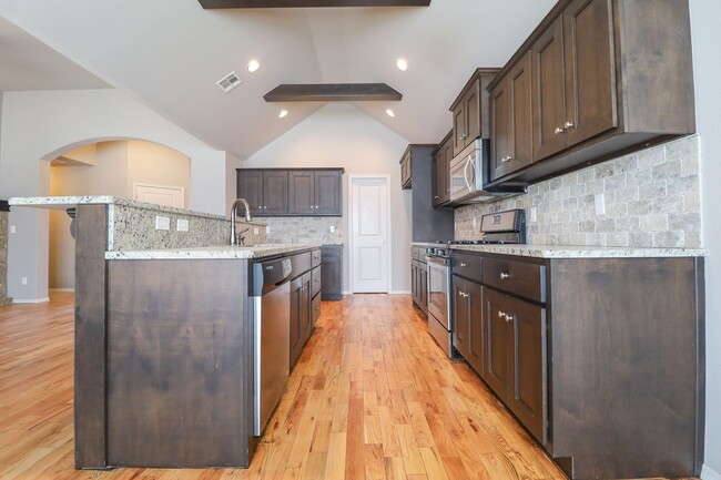 Building Photo - Spacious 3 Bedroom / 2 Bathroom with Modern Upgrade
