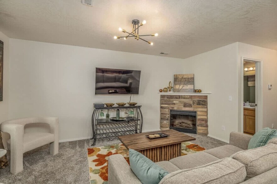 Building Photo - 574 Hydra Pl