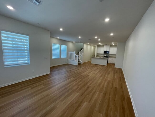 Building Photo - Newer Condo Over 2000 sq feet in Ontario