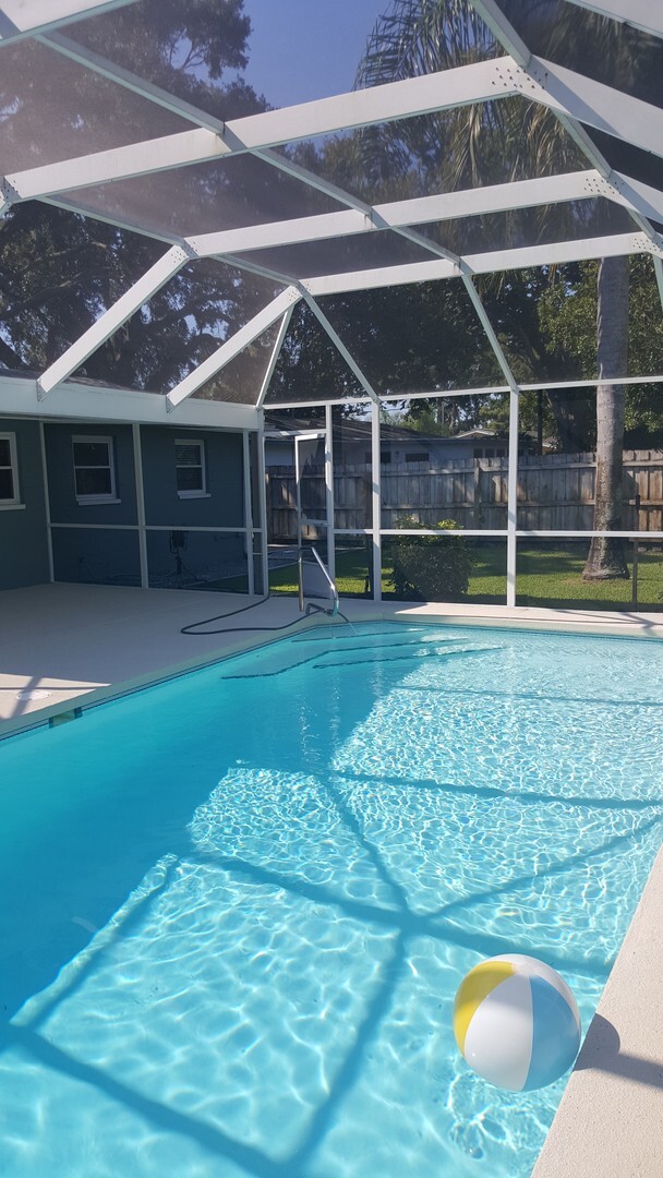 Building Photo - 3 bedroom 2 bath home with screened in pool (coming soon)