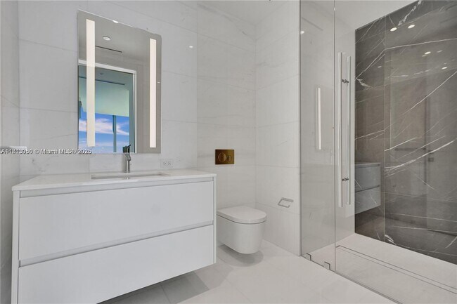 Building Photo - 300 Biscayne Blvd Way