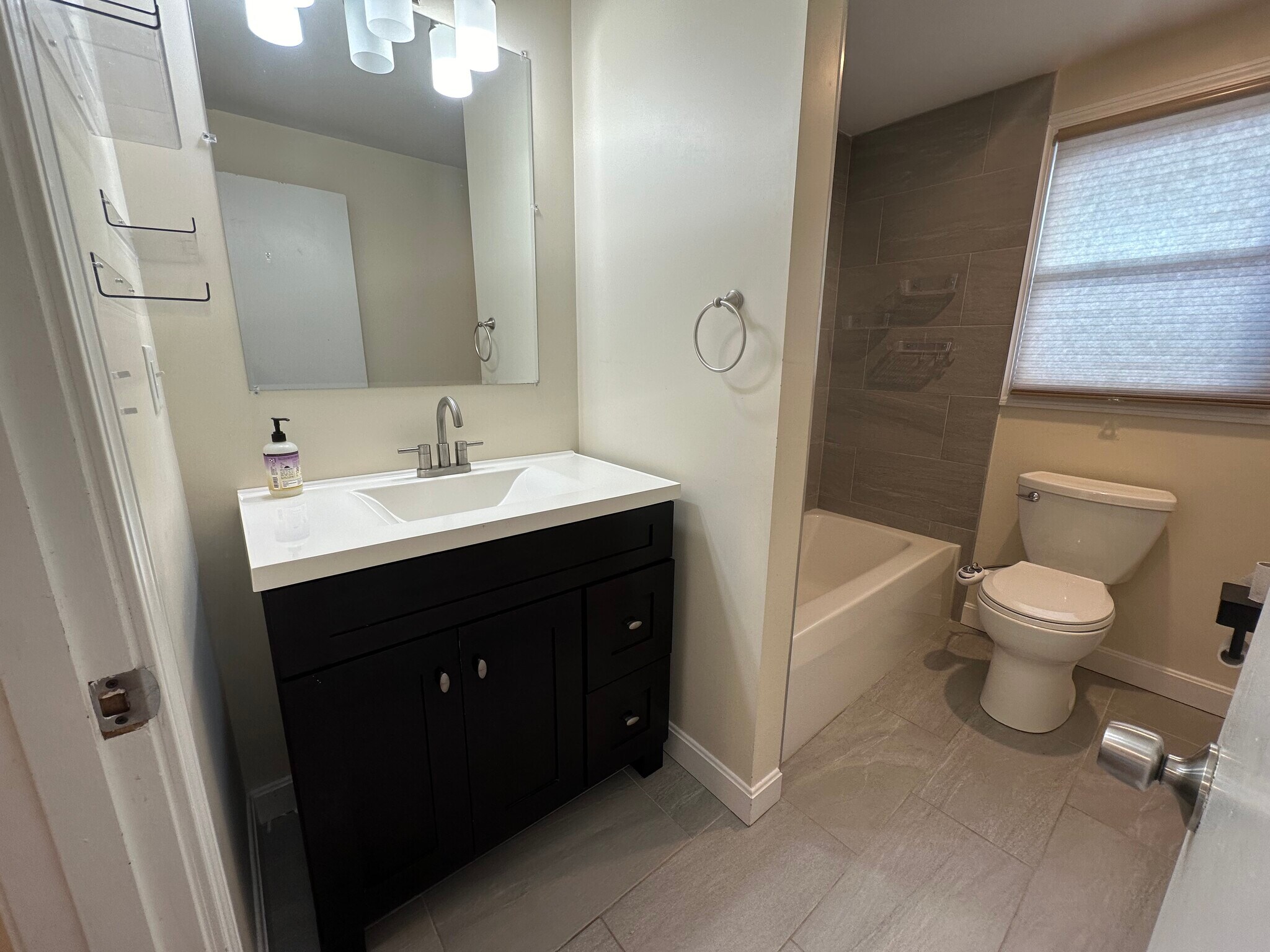 Building Photo - 48 Hauman St