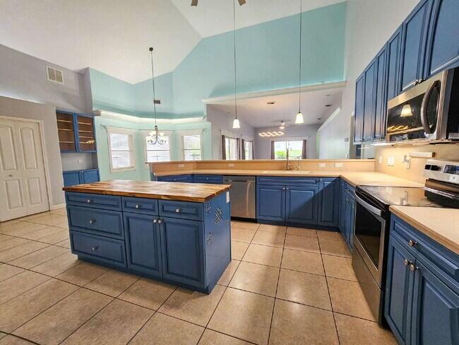 Building Photo - Waterfront Pool Home in Desirable Sunset Lakes