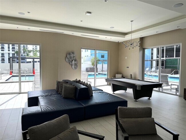 Building Photo - 1010 SW 2nd Ave