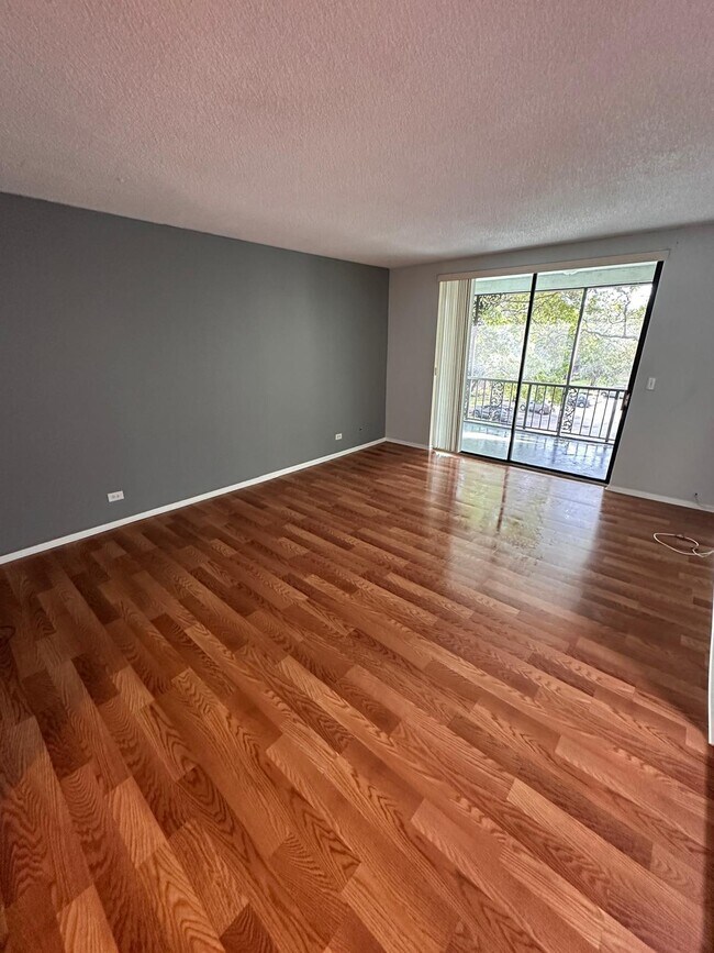 Building Photo - 3680 Inverrary Dr