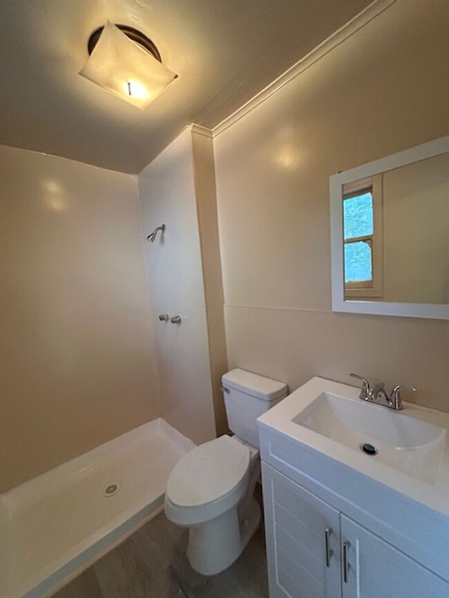 Building Photo - Updated 1 Bedroom 1 Bath Home for Lease in...