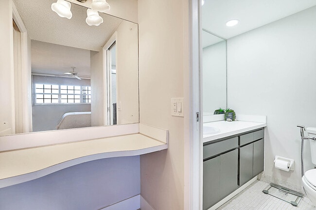 Building Photo - 575 Oaks Ln