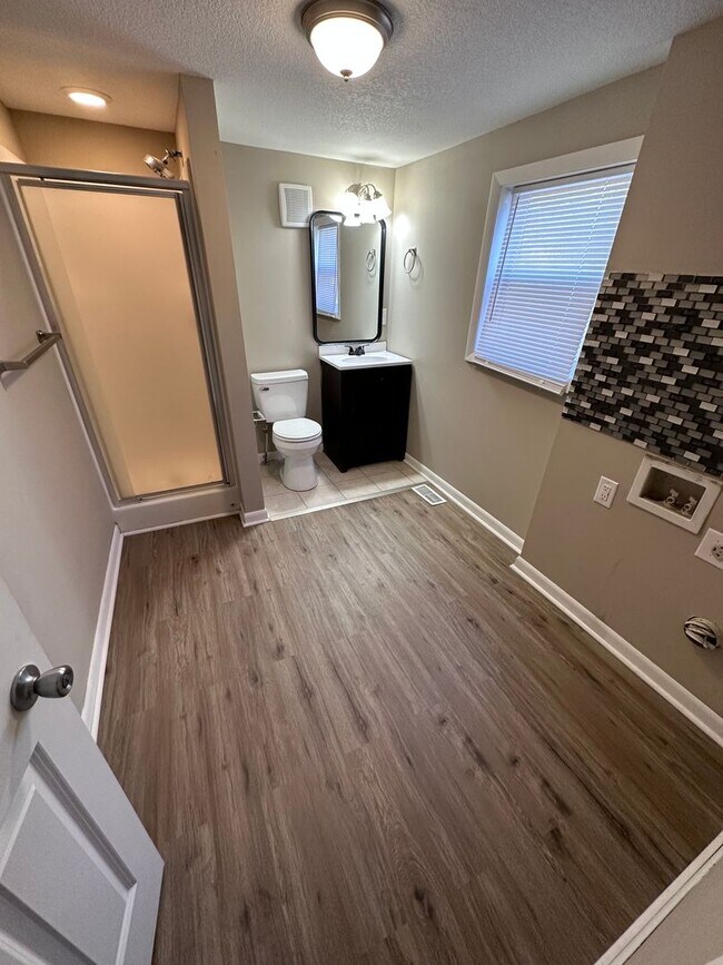 Building Photo - $1250 - 3 bedroom / 2 bathroom - Single Fa...