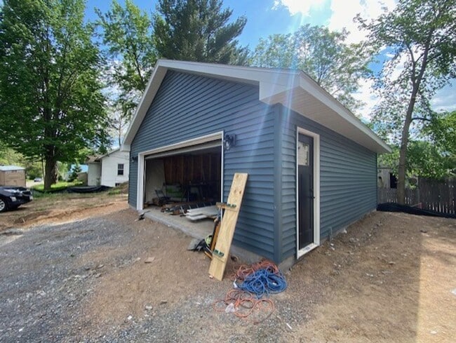 Building Photo - 3 Bed, 3 Bath, House