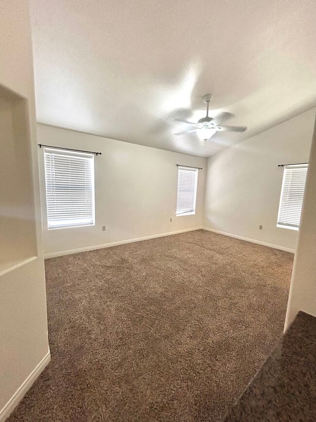 Building Photo - 4 Bedroom / 2 Bathroom efficient home