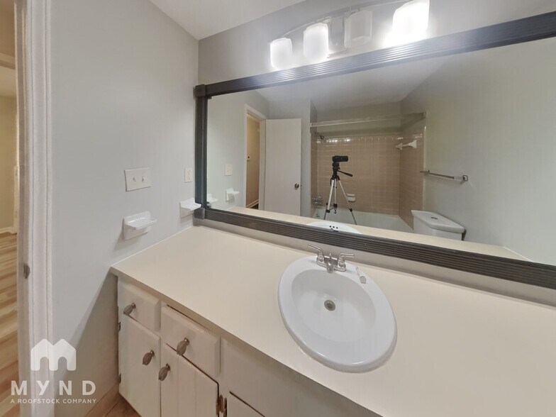 Building Photo - 5454 Faucett Rd