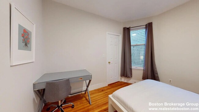 Building Photo - Beautiful 3 Bed Coming Available